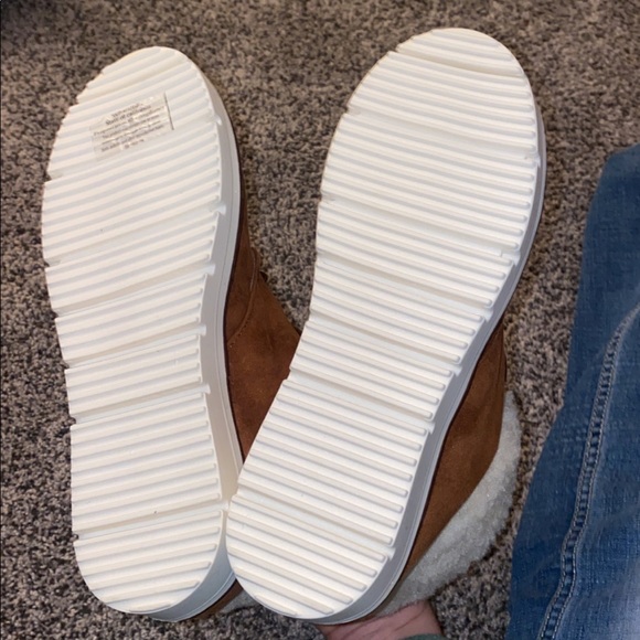 Fuzzy tan boots - Picture 3 of 4